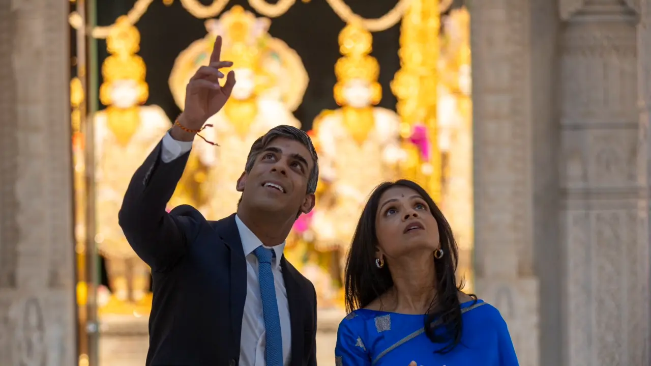 Rishi Sunak visits Swaminarayan Temple