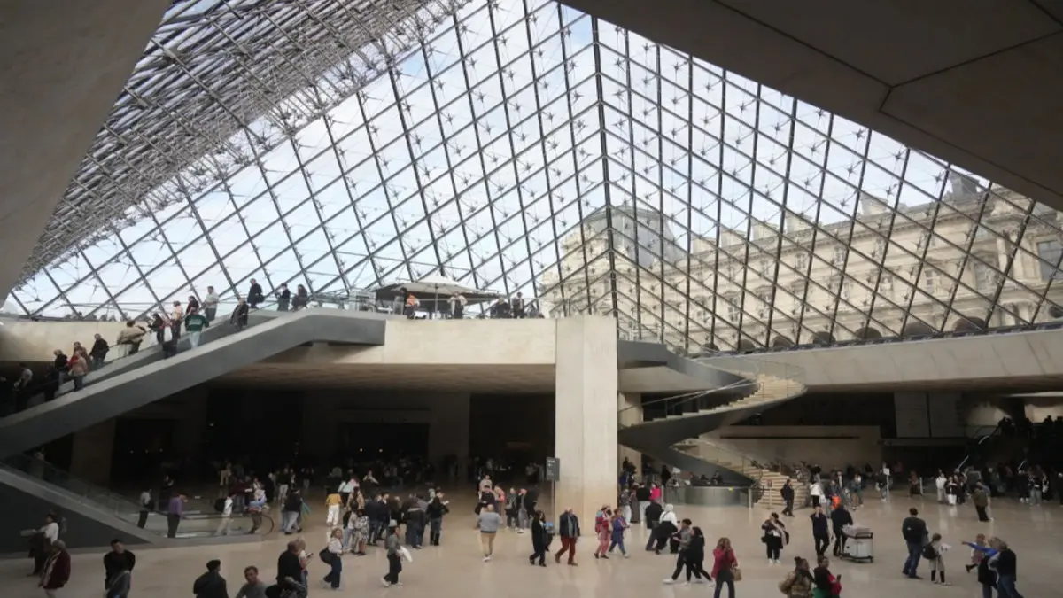 Suspects Arrested Over the Theft of Crown Jewels From Paris' Louvre Museum