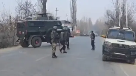 Suspicious bag found on Srinagar-Baramulla Highway, Traffic Suspended, Bomb Squad on Spot