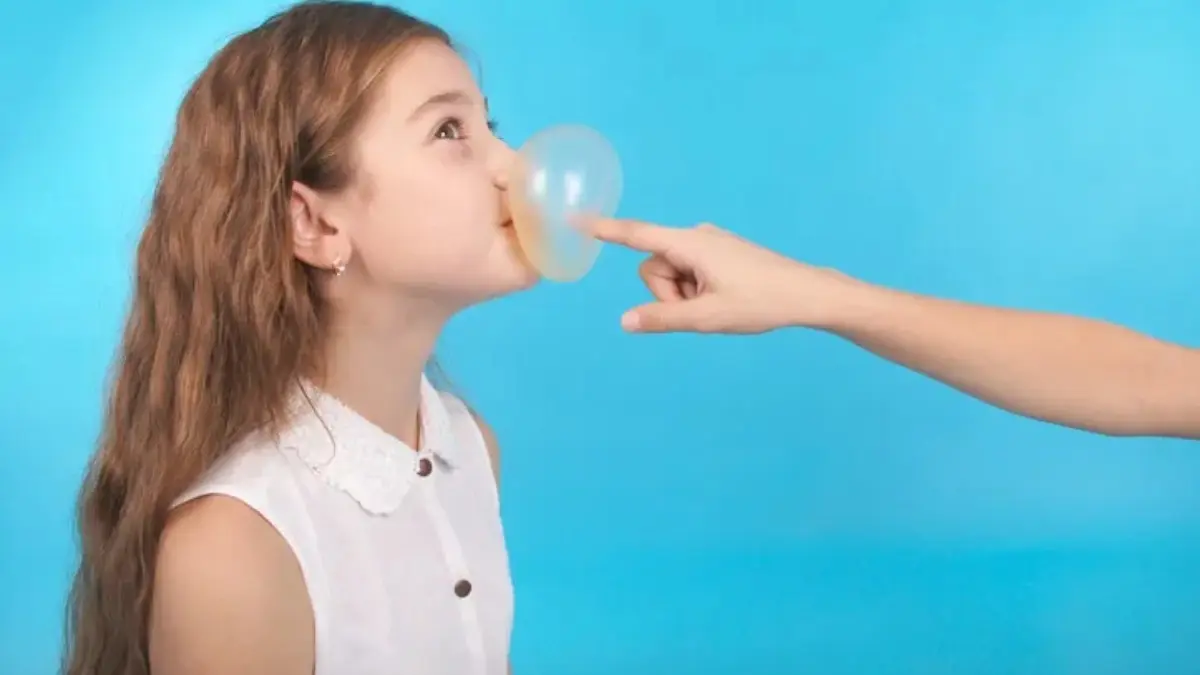 Myth Or Fact: Swallowed Chewing Gum Stays In Stomach For 7 Years? Swallowing chewing gum is harmful? Medical science reveals