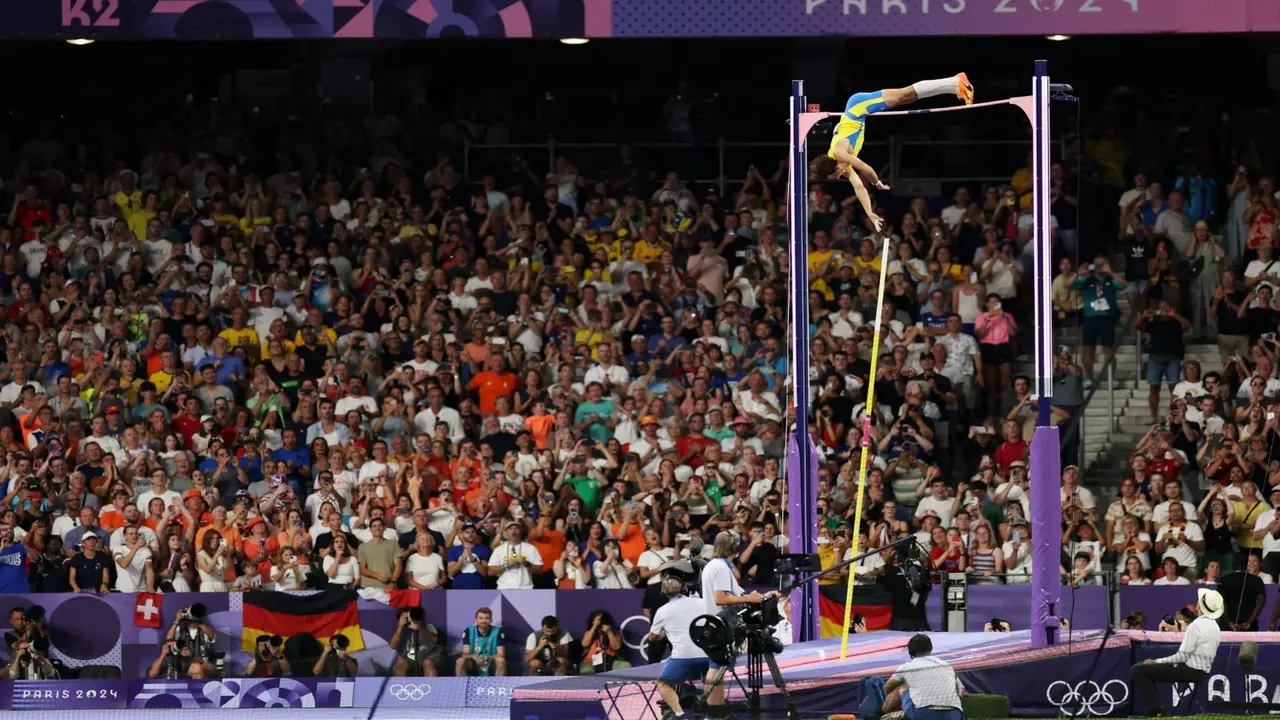 HIGHEST JUMP IN HISTORY: Armand Duplantis Breaks World Record With GIGANTIC Jump At Olympics 2024 Sweden's Armand Duplantis breaks the men's pole vault world record for the 9th time