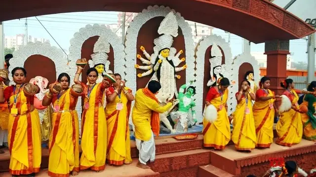 Republic Day Parade: पश्चिम बंगाल की झांकी में ‘लक्ष्मी भंडार’, ‘लोक प्रसार प्रकल्प’ योजनाओं की झलक tableau of west bengal