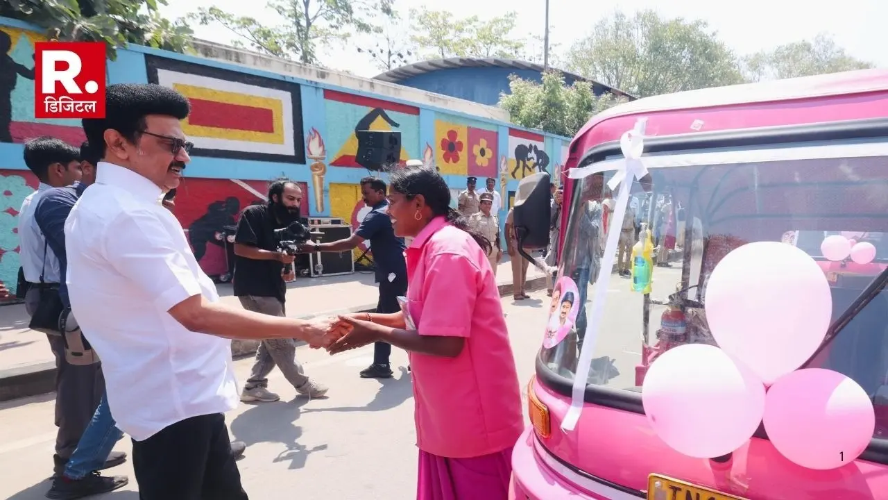 तमिलनाडु: मुख्यमंत्री ने भेंट किये 100 गुलाबी ऑटोरिक्शा, कामकाजी महिलाओं के लिए छात्रावास की घोषणा Tamil Nadu Chief Minister gifts 100 pink autorickshaws