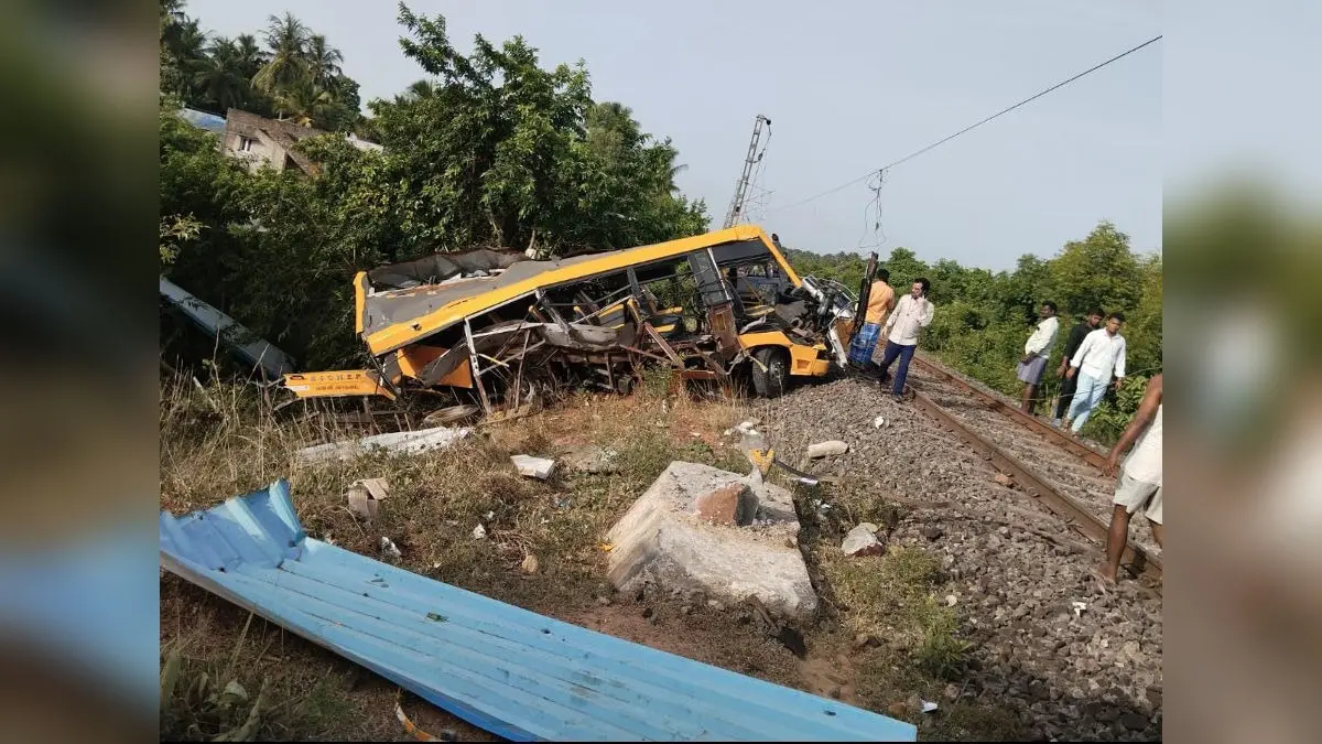 Tamil Nadu Train Tragedy: School Bus Crushed by Villupuram–Mayiladuthurai Express at Unmanned Crossing, 3 Students Killed