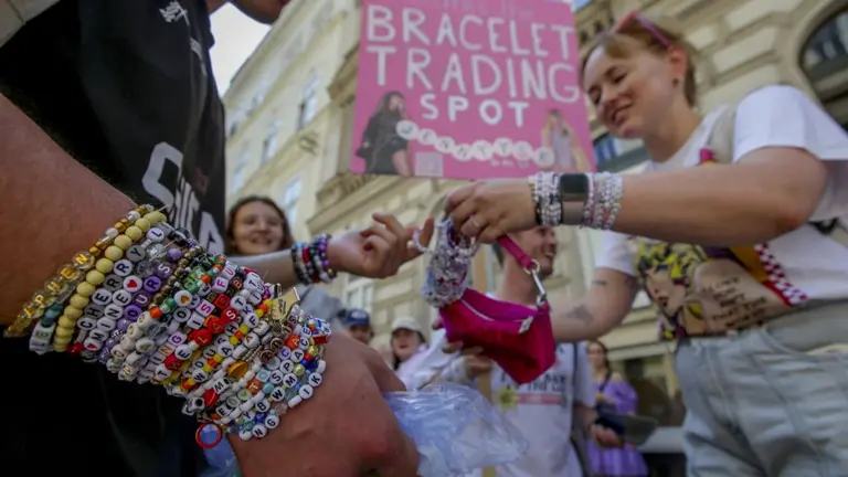 Hundreds Of Taylor Swift Fans Come Together In Vienna After Concerts Cancelled Taylor Swift fans