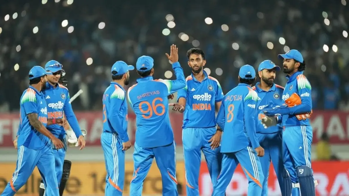 Team India celebrating getting a wicket