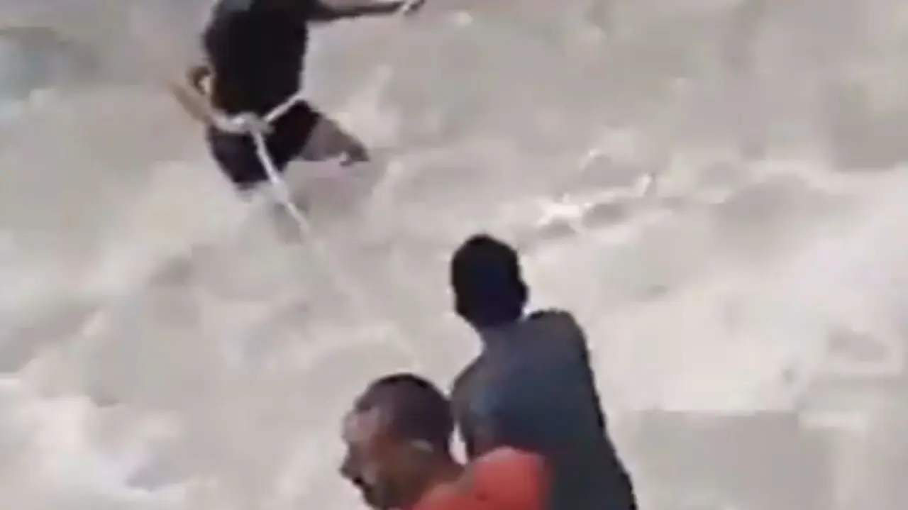 Police Rescues Teenager VIDEO | Police Rescue Minors Trapped in River After Heavy Rainfall in ...