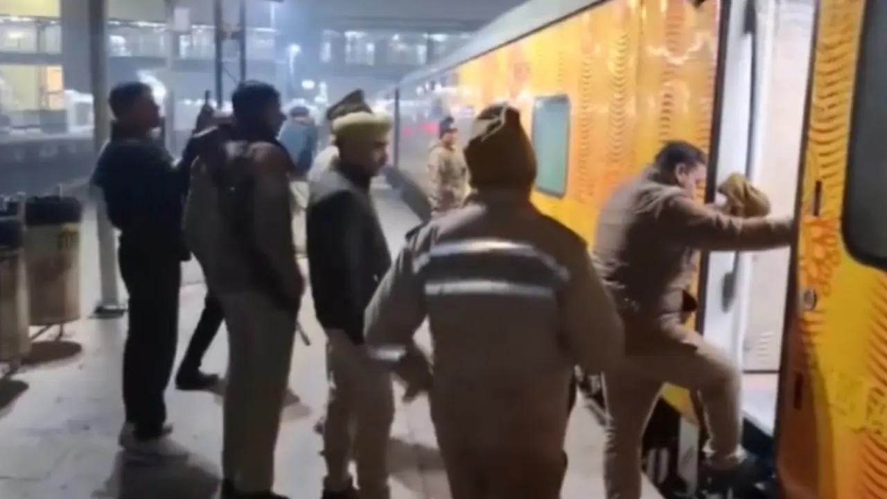 दिल्ली से पटना जा रही तेजस राजधानी को बम से उड़ाने की धमकी से मचा हड़कंप, मौके पर पहुंचा बम निरोधक दस्ता, 30 मिनट रुकी रही ट्रेन Tejas Rajdhani train bomb threat
