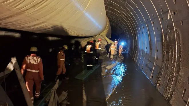 बोगद्यात अडकलेल्या 8 कामगारांना वाचवण्यासाठी एनडीआरएफ-एसडीआरएफने 13 किमी बस 200 मीटर पर्यंतचे उत्खनन बस बोगद्यात अडकलेल्या 8 कामगारांना वाचवण्यासाठी एनडीआरएफ-एसडीआरएफने 13 किमी बस 200 मीटर पर्यंतचे उत्खनन बस