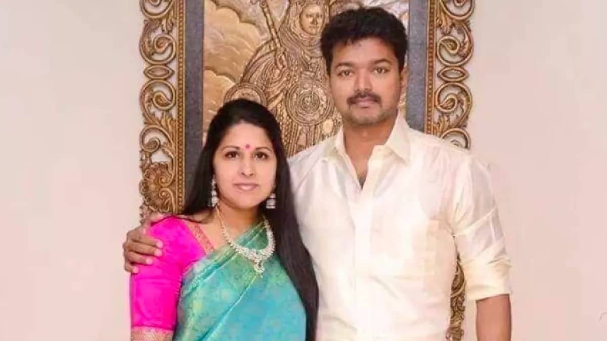 Thalapathy Vijay Divorce: शादी के 27 साल बाद पत्नी ने मांगा तलाक, विजय पर लगाया ‘एक्स्ट्रा-मैरिटल अफेयर’ का आरोप