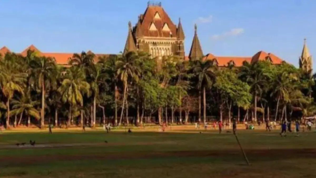 Mumbai HC Slams Vehicle Dumping on Streets, Orders Strict Action Against Abandonment The court emphasized that simply shifting the vehicles to a dumping yard is inadequate. “Merely dumping of the vehicles at the dumping site would not suffice," it said.