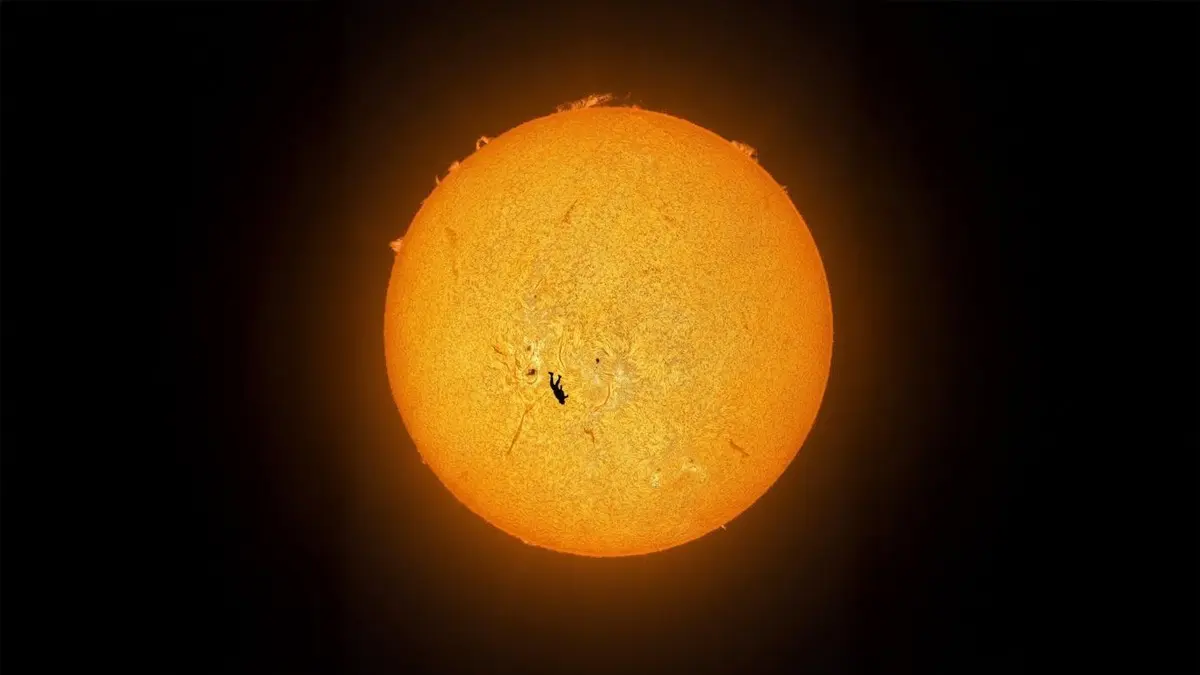 ‘The Fall of Icarus’: Photo Showing Man In Free Fall Infront Of Sun Goes Viral ‘The Fall of Icarus’: Photo Showing Man In Free Fall Infront Of Sun Goes Viral