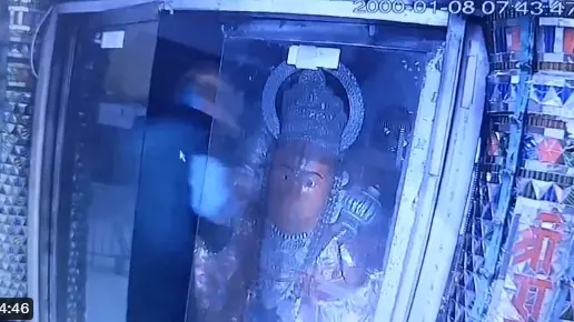 Caught on Cam: Thieves Steal Jewelry Worth Lakhs from Hanuman Tekri Temple The Hanuman Tekri Temple in Guna, Madhya Pradesh, was robbed in the early hours of Sunday.