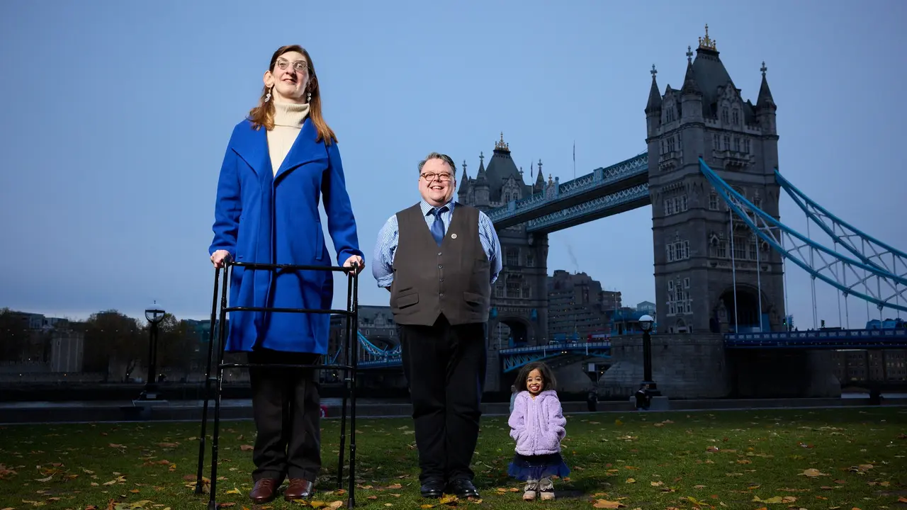 the worlds tallest rumeysa gelgi and shortest woman jyoti amge met in london