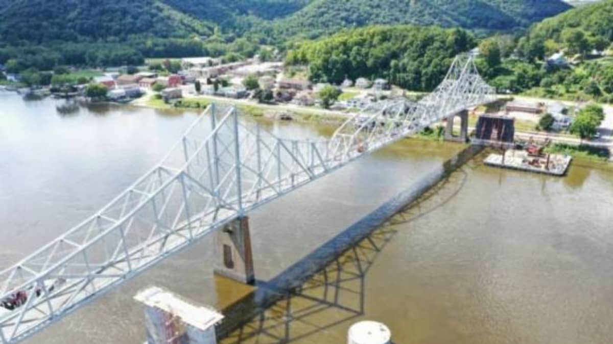 This 100-Year-Old Cantilever Bridge Over Mississippi River Will Be Blown Up On Friday