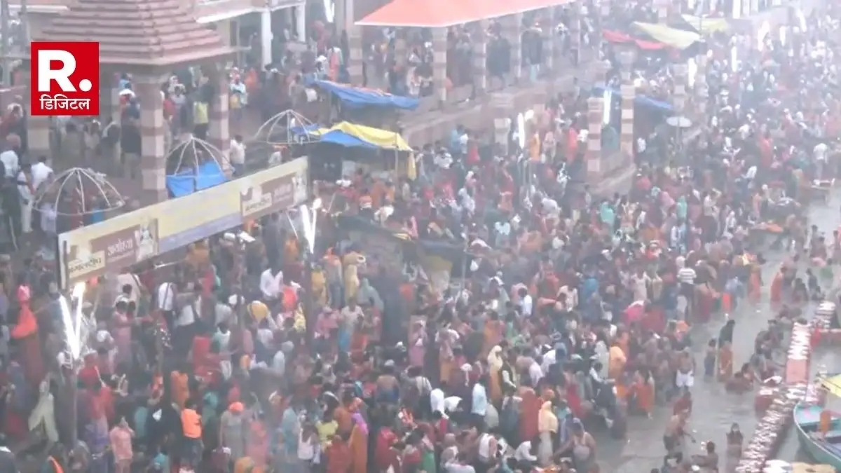 Thousands of devotees took holy dip in Saryu river on the occasion of Kartika purnima 2025