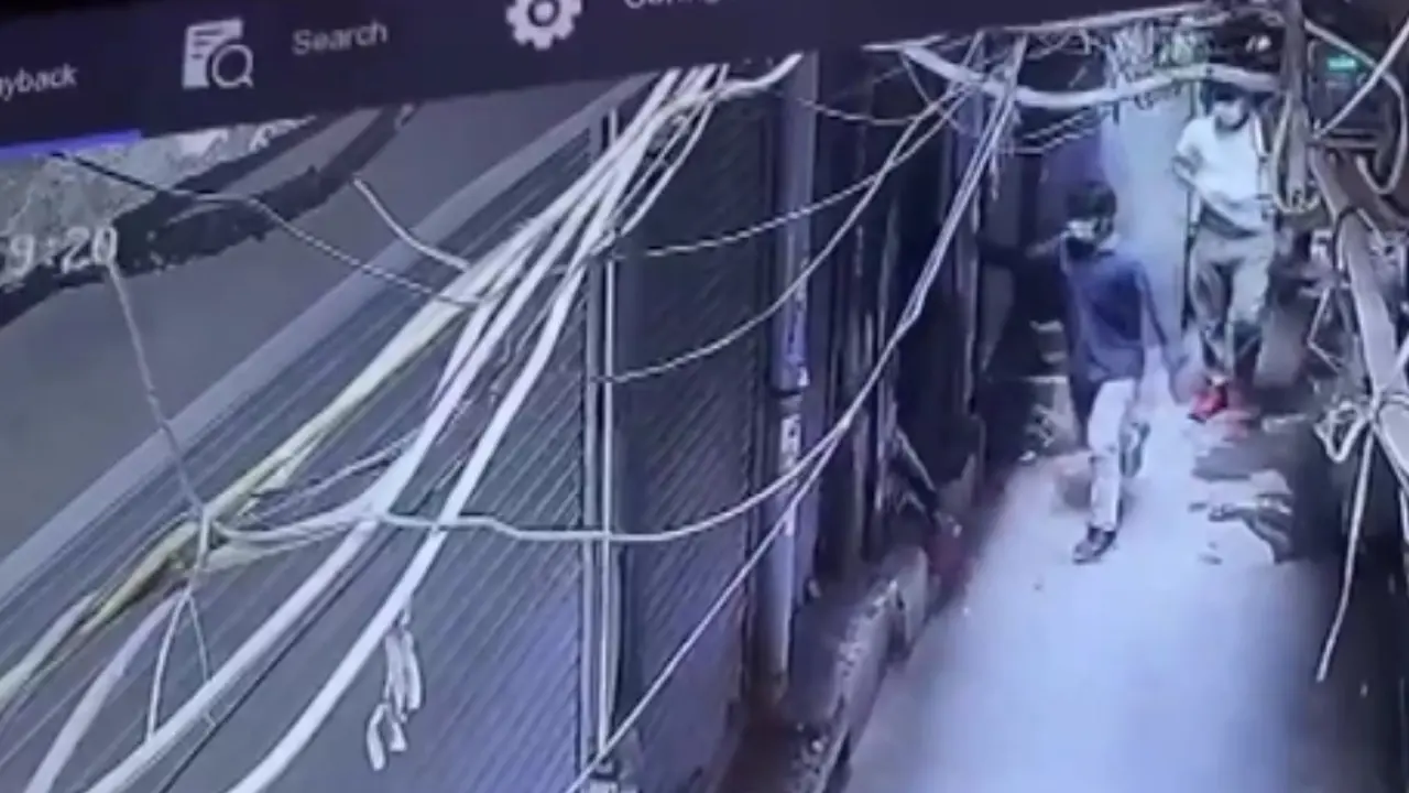 Caught on Cam: Three Masked Gunmen Loot Textile Office in Delhi’s Chandni Chowk, Flee with ₹35 Lakh Three Masked Gunmen Loot Textile Office in Delhi’s Chandni Chowk