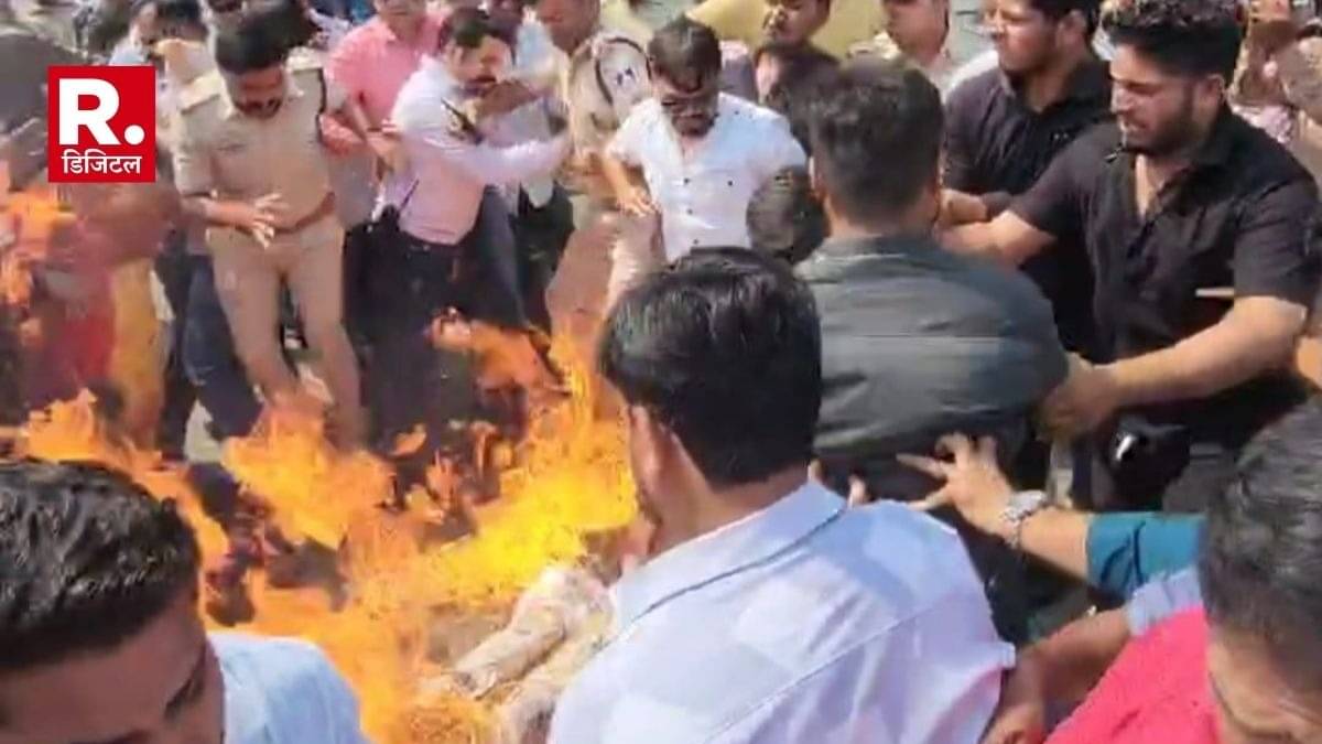 Three policemen were injured in chhindwara Congress protest