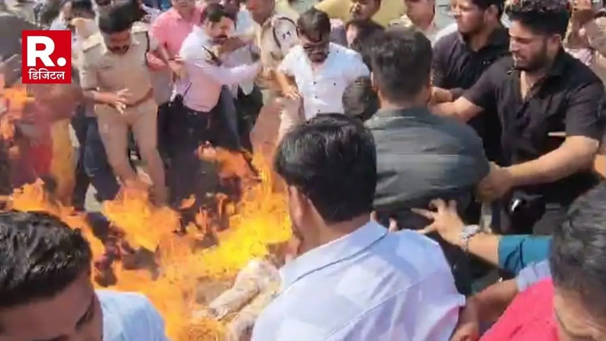 Three policemen were injured in chhindwara Congress protest