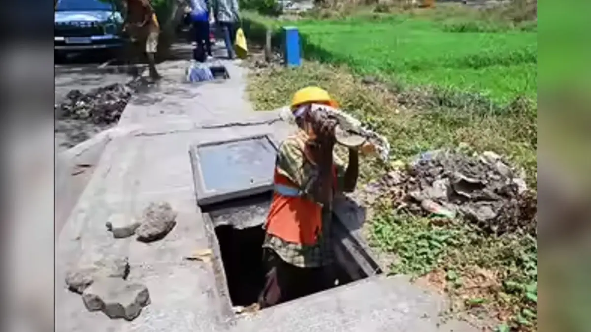 Toxic Gas Exposure Kills Sanitation Worker In Delhi, Three Others In Critical Condition Toxic Gas Exposure Kills Sanitation Worker In Delhi, Three Others In Critical Condition