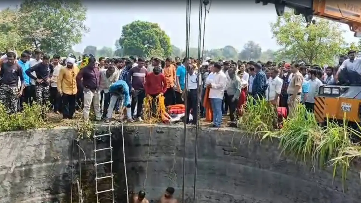 tractor carrying labourers fell into a well in Nanded