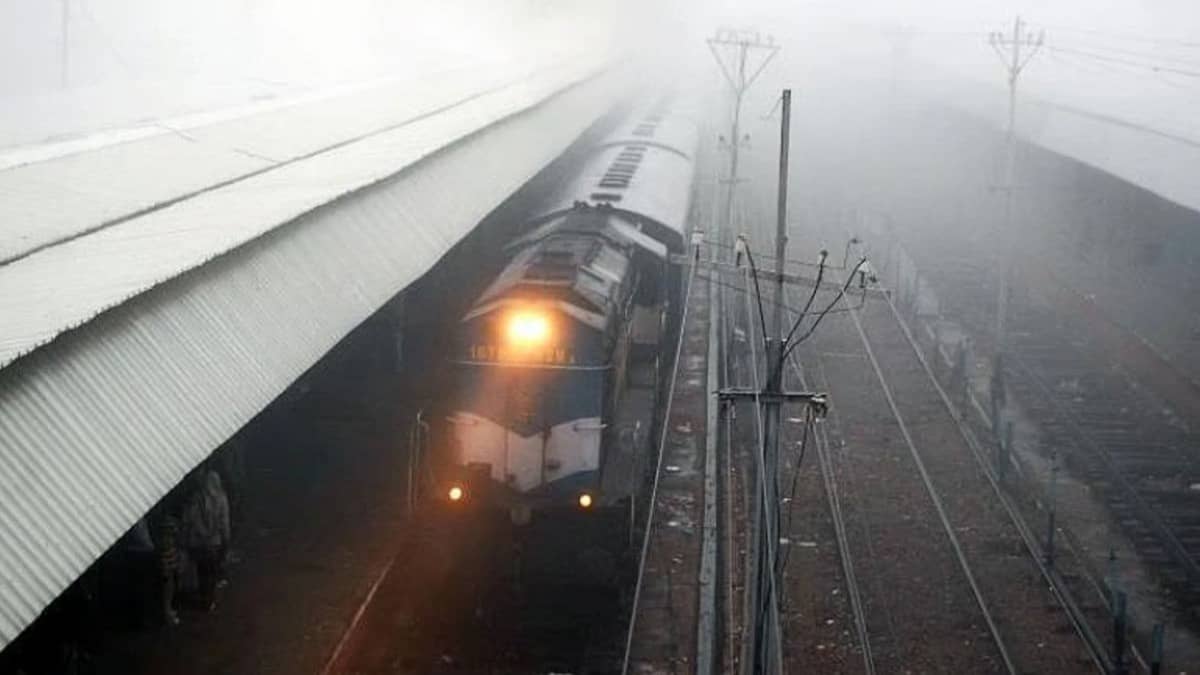 Train delayed due to heavy fog in North India winter season