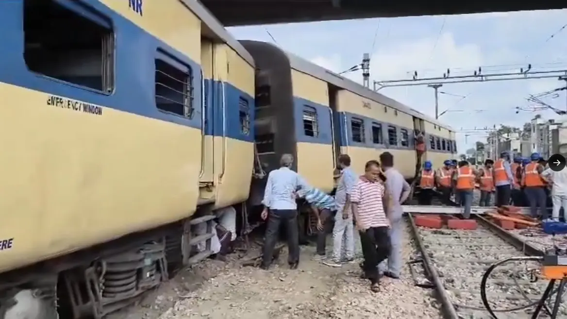 Train derails in Saharanpur