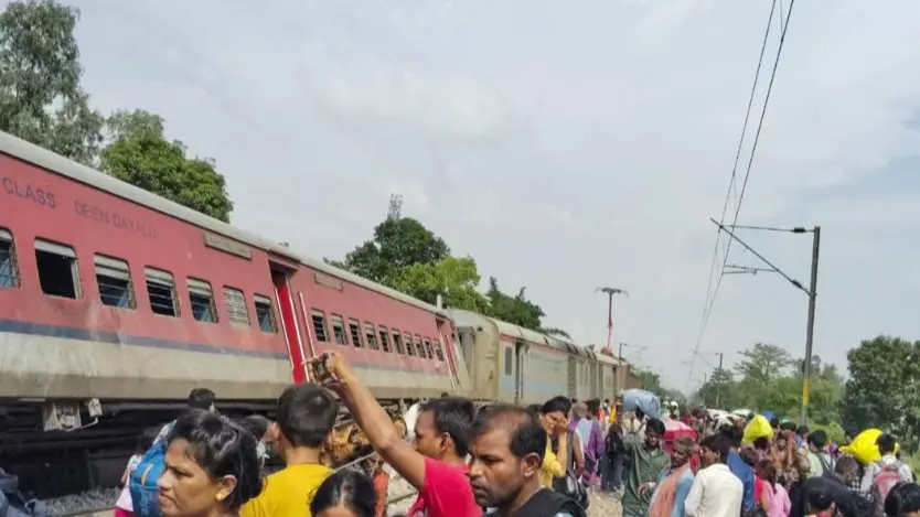 Train derails near Gonda