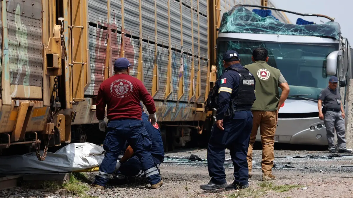 Train Rams Into Double-Decker Bus In Mexico, Kills At Least 10 And Injures Over 40 Train Rams Into Double-Decker Bus In Mexico, Kills At Least 10 And Injures Over 40