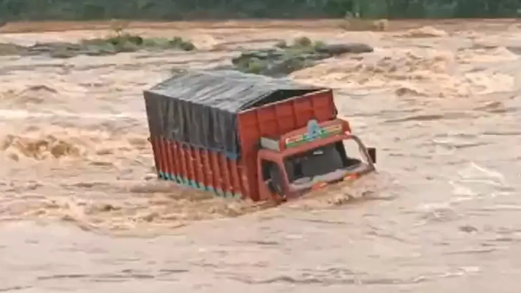 VIDEO: Truck Submerged in Floodwaters As Ambika River Overflows in Gujarat Truck getting submerged in Gujarat's Dang