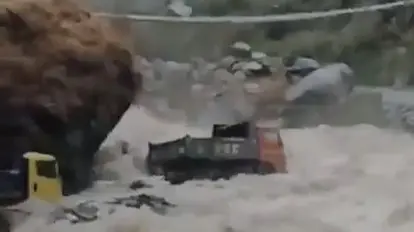 Himachal Pradesh: कांगड़ा के मनूणी खड्ड में अचानक बढ़ा जलस्तर, खनन के लिए गए 3 ट्रक और 2 JCB फंसीं; रेस्क्यू जारी Trucks Stranded Manuni Khadd