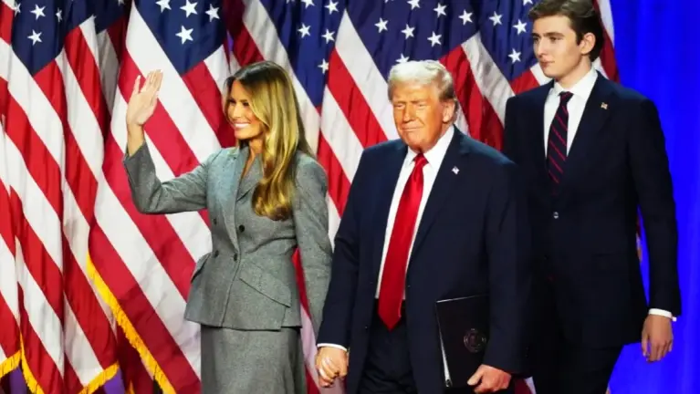 पत्नी मेलानिया के हाथों में हाथ और बेटा का साथ, ट्रंप की जीत का शानदार जश्न, Photos Trump's wife Melania