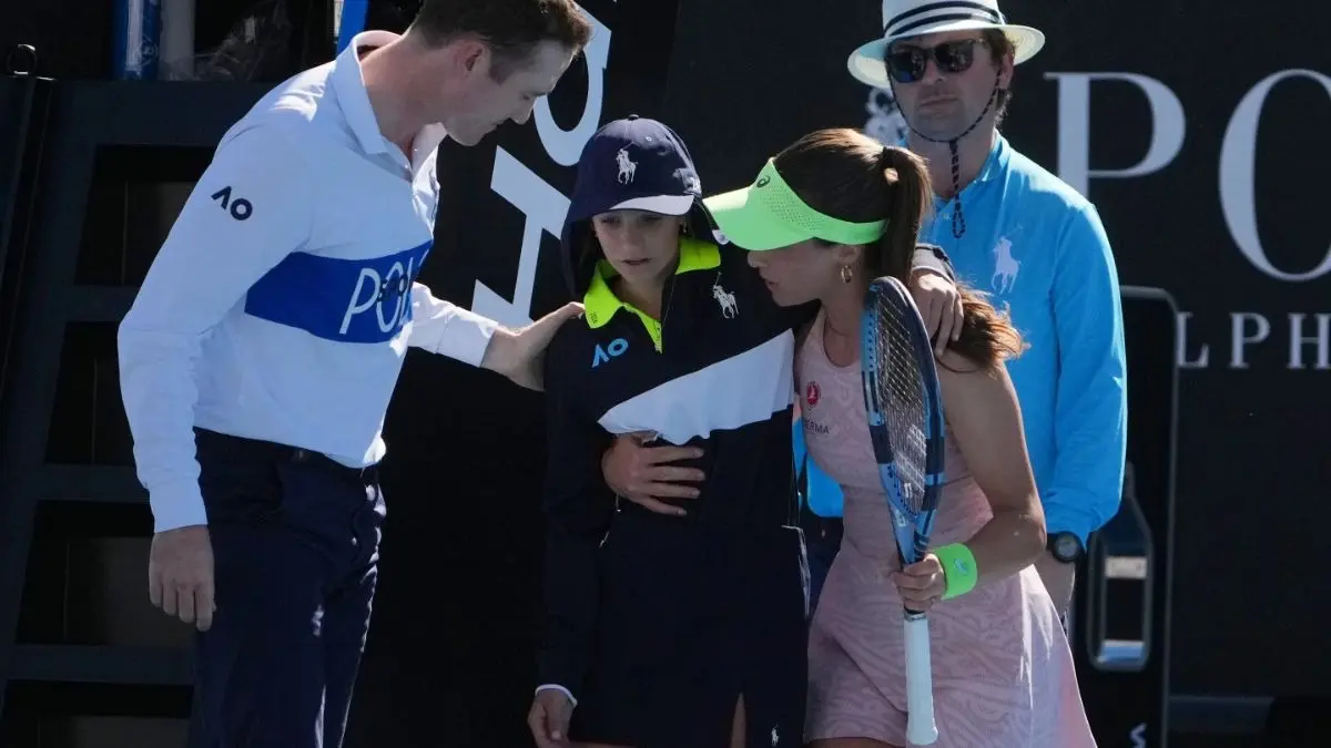 WATCH| Zeynep Sönmez's Classy Act Toward Ballkid At Australian Open 2026 Wins Internet Praise Turkish player Zeynep Sönmez helping ballkid