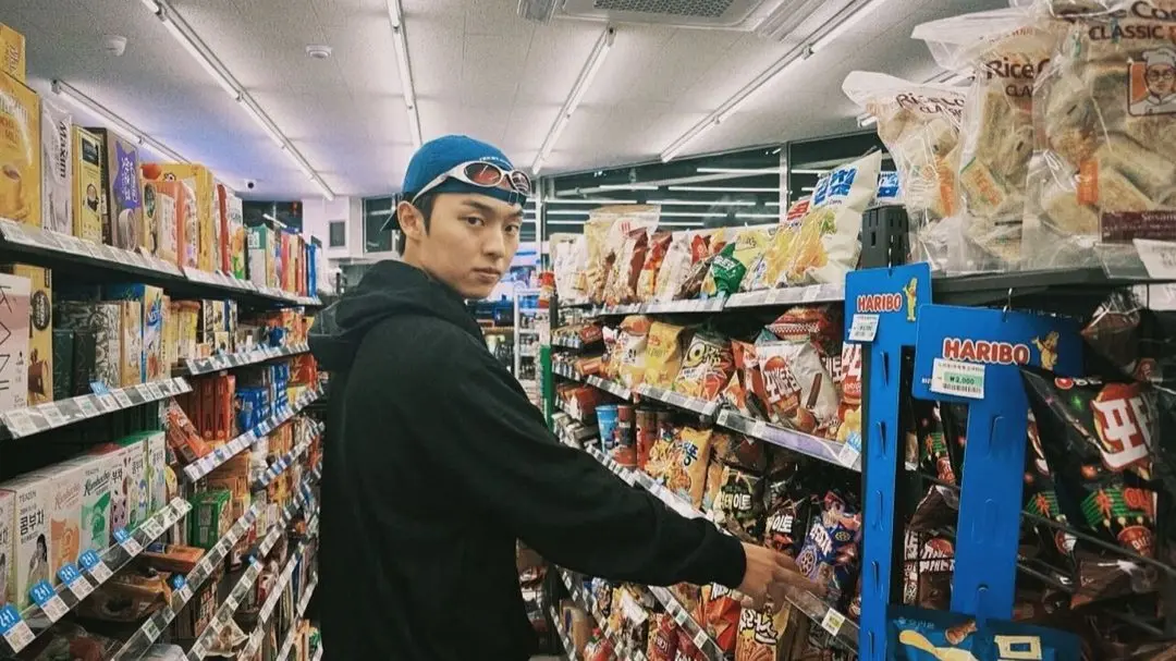 Korean Star Choi Hyun Accidentally Flashes Genitals In Now-Deleted Post, Agency Refuses To Comment Twinkling Watermelon's Choi Hyun Wook is currently in hot water after accidentally posting a reflection of his naked body.