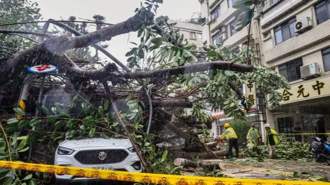 1 Dead as Typhoon Kong-rey Hits Taiwan's East Coast, Hundreds Injured Typhoon Kong-rey
