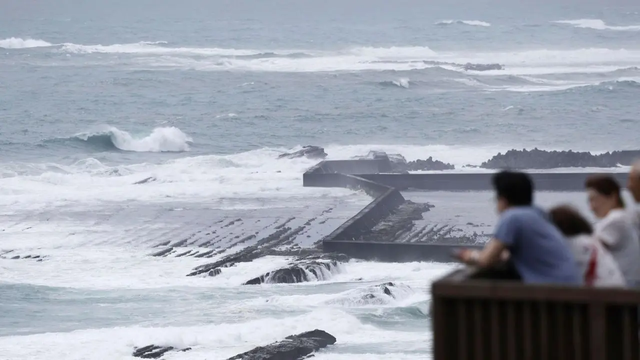 Typhoon Shanshan Takes Over Japan: Heavy Rains Predicted, Traffic Disruptions Expected Typhoon Shanshan in Japan