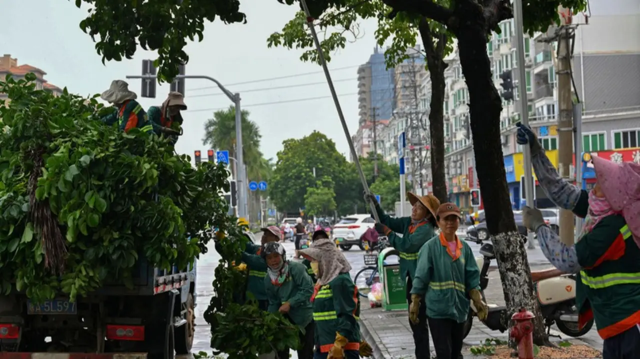 Powerful Typhoon Yagi Makes Landfall in Hainan; Schools, Offices and Transportation Suspended Typhoon Yagi
