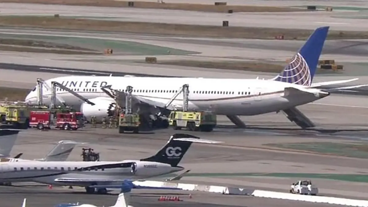 United Airlines Flight To Newark Forced To Make Emergency Landing In Los Angeles Due To Engine Fire United Airlines Flight To Newark Forced To Make Emergency Landing In Los Angeles Due To Engine Fire