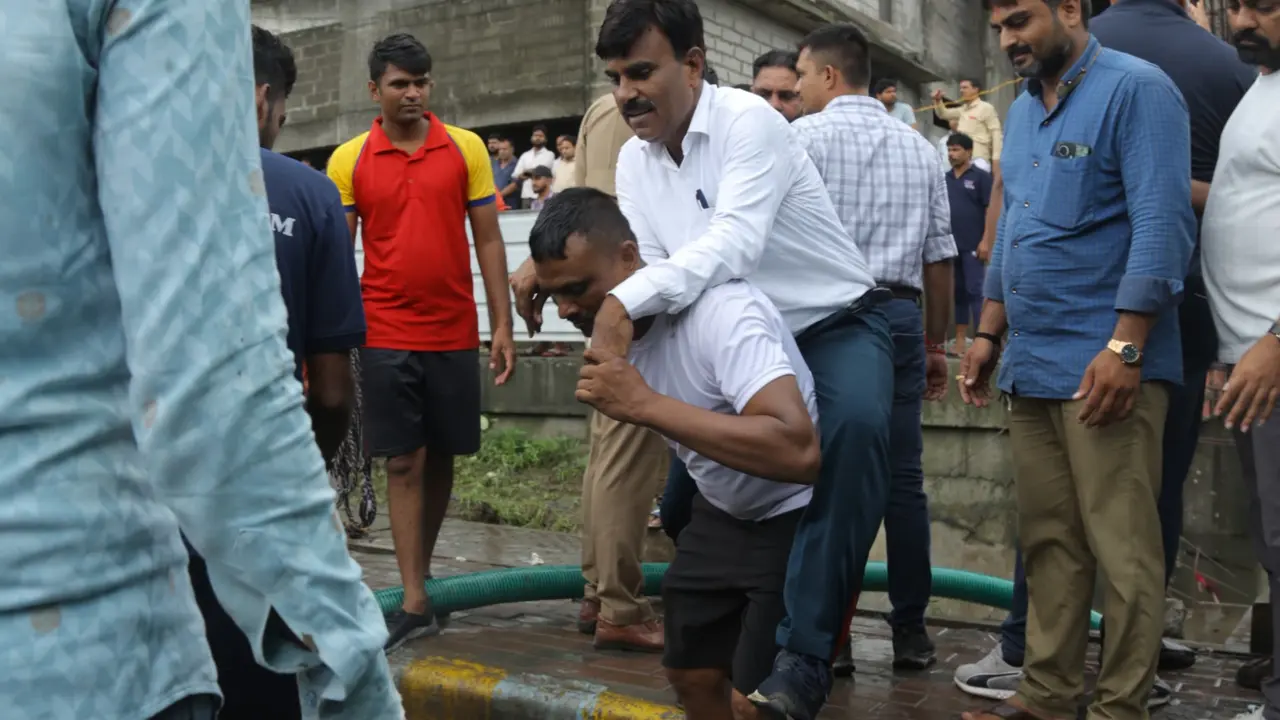 Unwell Surat Dy Mayor Takes Piggyback Ride On Official's Back During Visit to Flood-Hit Area | Pics