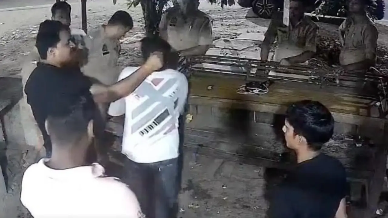 Viral Video: UP Cop Caught Assaulting Shopkeeper in Bulandshahr, Moved to Line Duty UP Cop Caught Assaulting Shopkeeper in Bulandshahr