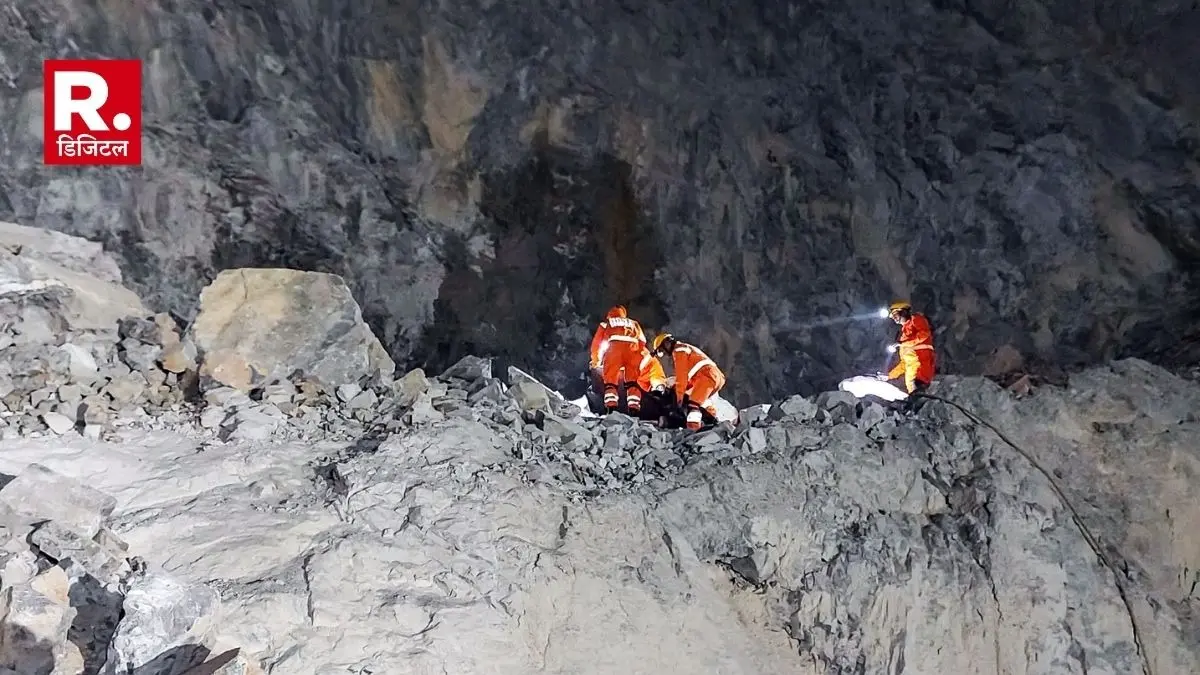 UP News : सोनभद्र में माइंस की पत्थर खदान में ड्रिलिंग के दौरान पहाड़ी ढहने से मजदूर मलबे में दब गए। करीब 27 घंटे बाद NRDF और SDRF की टीमों ने एक शव बरामद किया है और रेस्क्यू ऑपरेशन जारी है।
