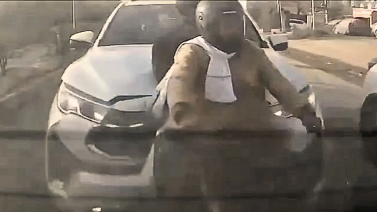 ऐसा हादसा नहीं देखा! बरेली में इनोवा गाड़ी ने बाइक को पीछे से मारी टक्कर, अगली कार में घुसी, घटना कैमरे में कैद UP Road Accident Viral Video