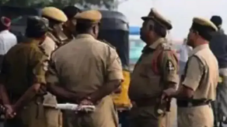 दरभंगा में भीड़ के हमले में तीन पुलिसकर्मी घायल दरभंगा में भीड़ के हमले में तीन पुलिसकर्मी घायल