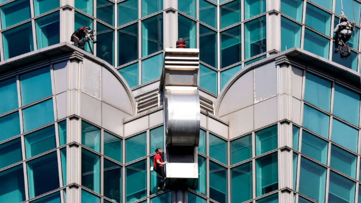  US Climber Scales Taiwan's Tallest Building Taipei 101 Without Ropes