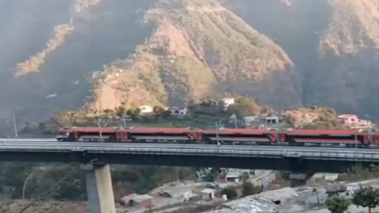 Vande Bharat First Trial Run on World's Highest Rail Bridge in J&K | Watch