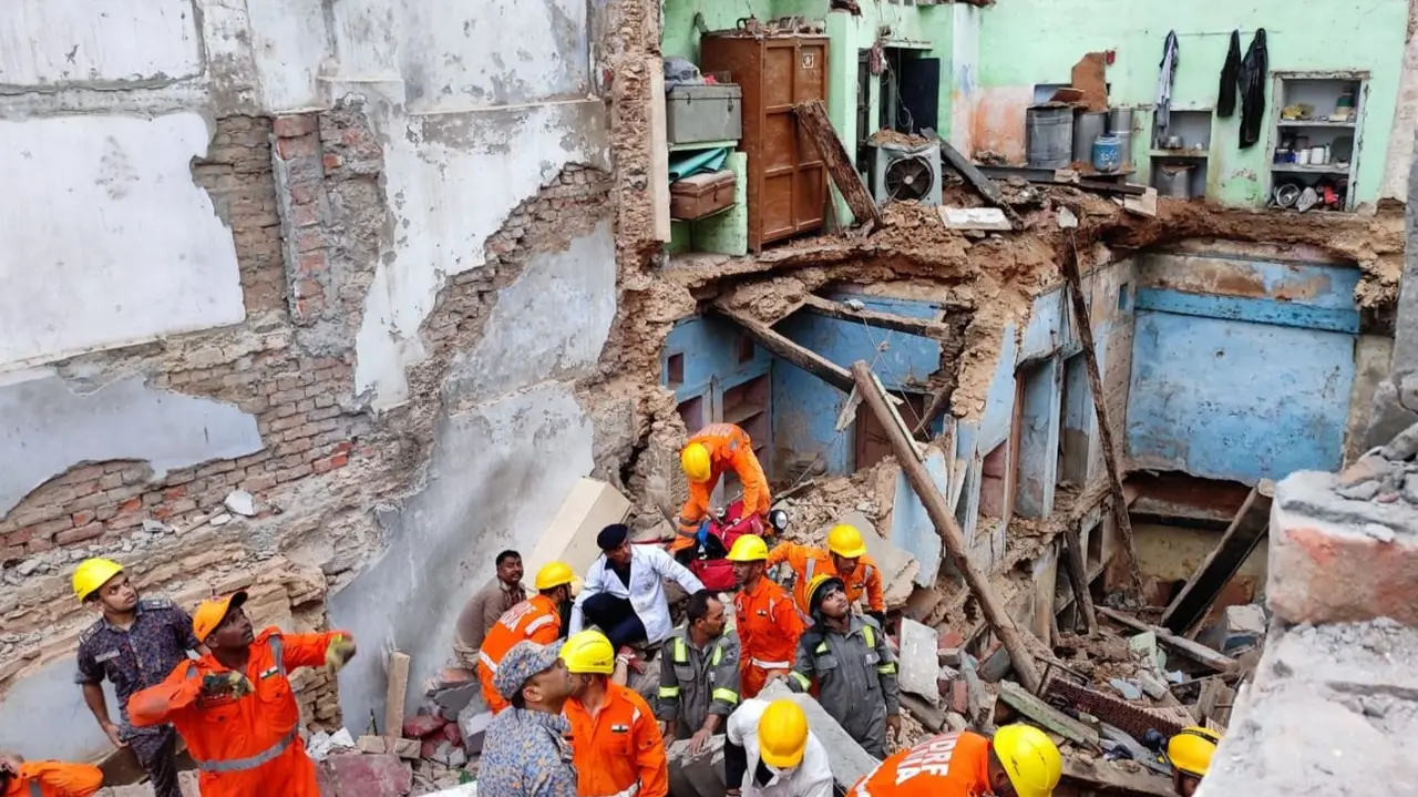1 Killed, 5 Rescued after 2 Houses Collapse in Varanasi; Some Remain Trapped Varanasi House Collapse
