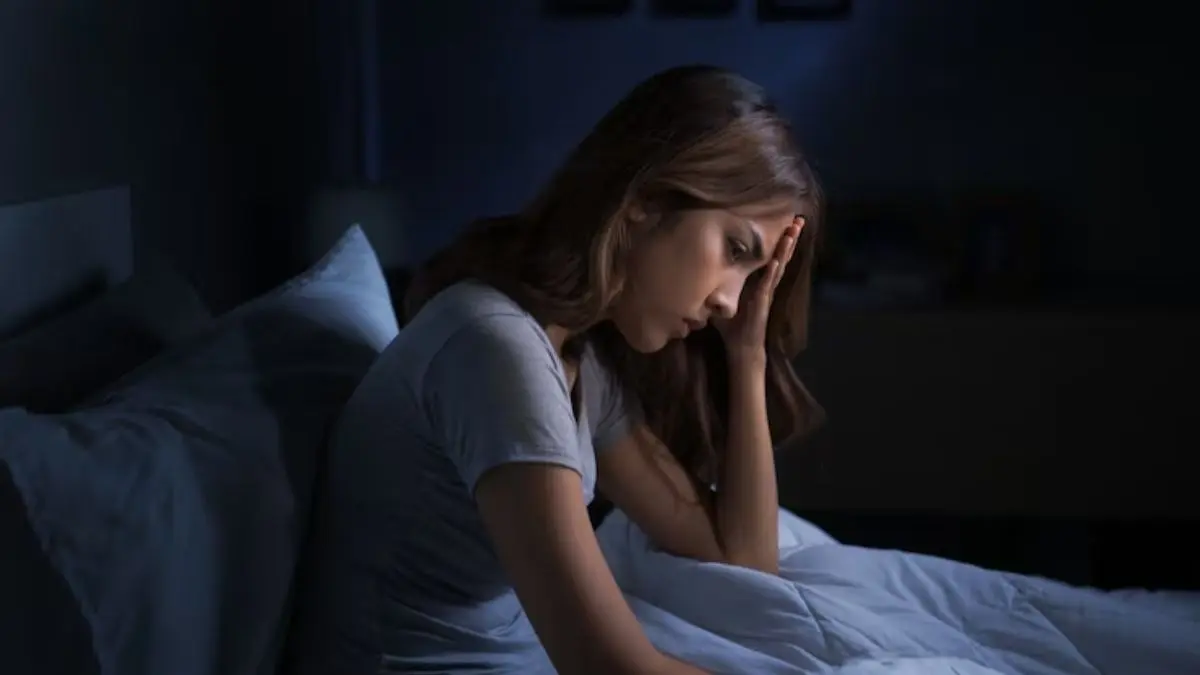 vastu tips avoid keeping these things while sleeping in bedroom 