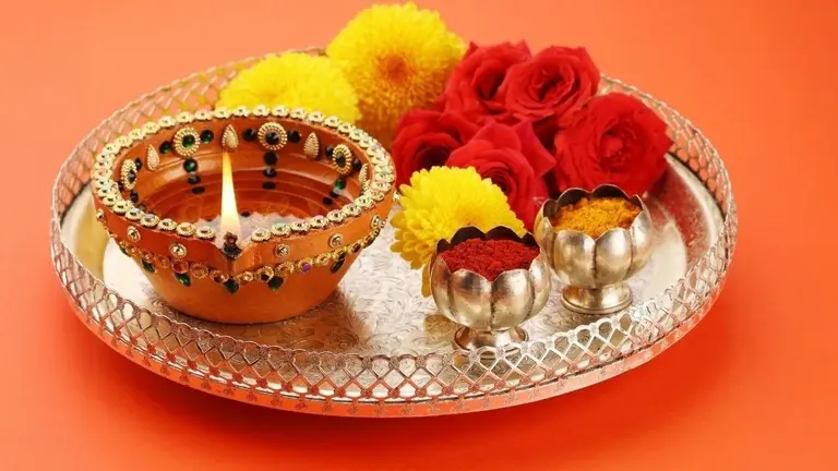 Vastu Tips: भगवान की मूर्ति के सामने आप भी रखते हैं दीया, तो जान लीजिए वास्तु के हिसाब से कितनी दूरी होनी चाहिए Vastu Tips for Deepak