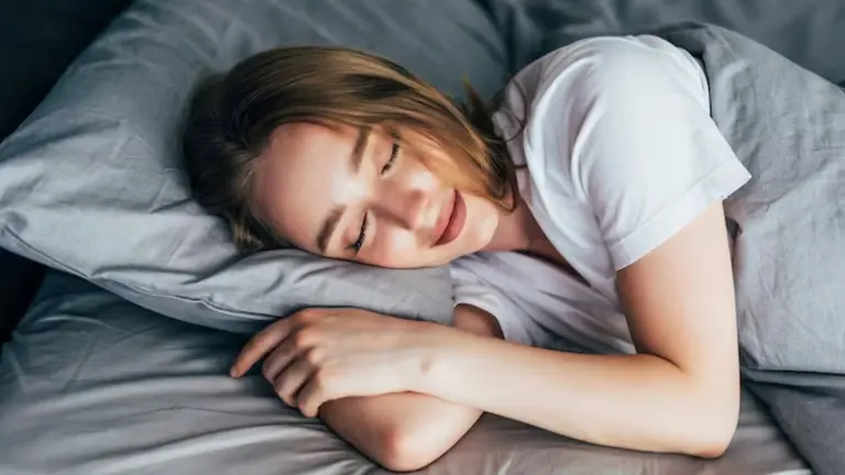 Vastu Tips For Sleeping: किस तरफ सिर रखकर सोना चाहिए? गलत दिशा छीन सकती है आपका सुख-चैन, बढ़ जाएगा स्ट्रेस vastu tips for good sleep brings positivity and happiness in family members life