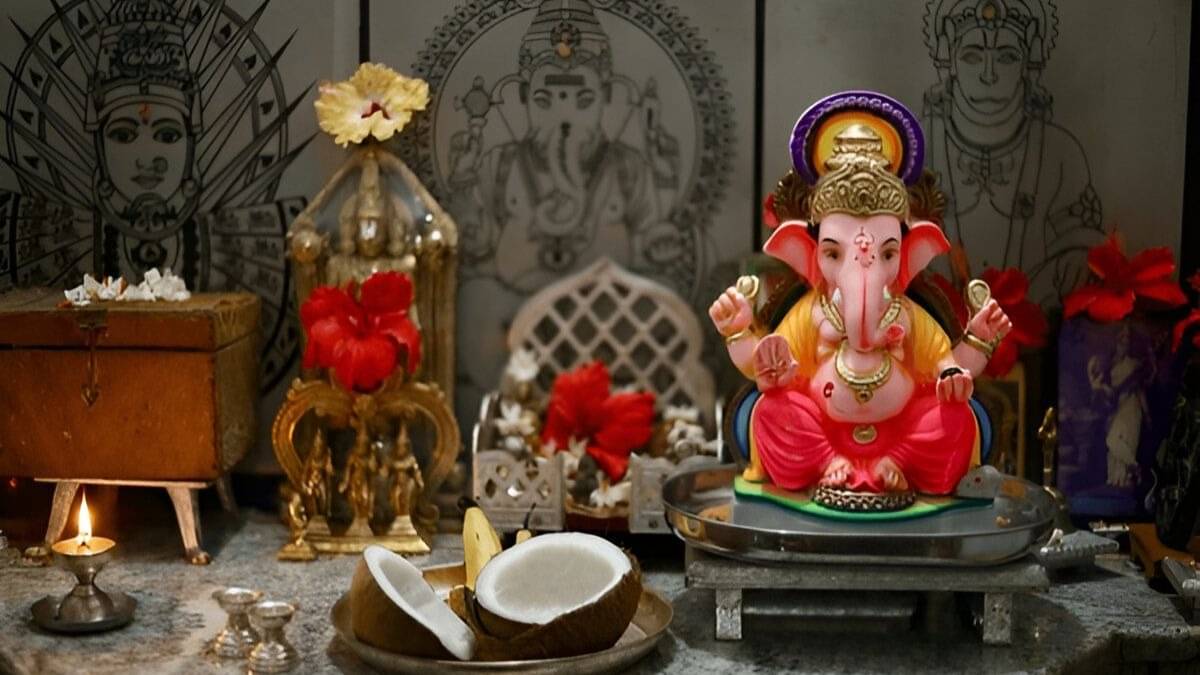 vastu tips is placing temple in bedroom is correct or not ghar mei mandir kaha rakhna chahiye